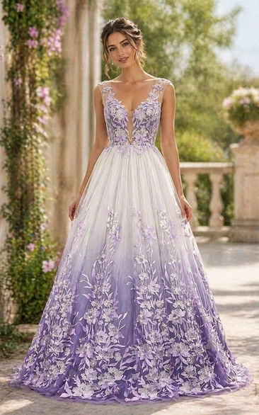 Robe de bal violette sans manches à col V et coupe empire florale, ornée d'appliqués. Col V et coupe trapèze.