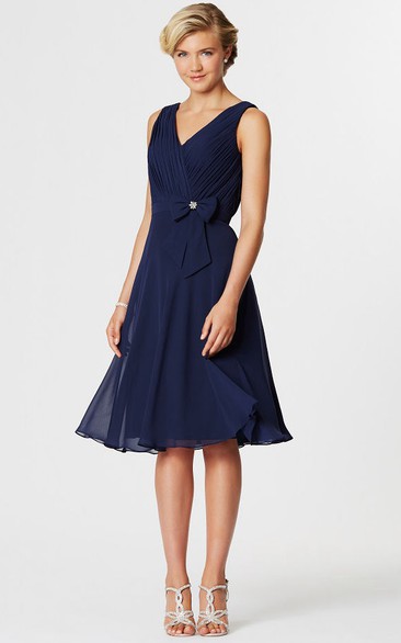 Knee-Length V-Neck Ruched Sleeveless Chiffon Bridesmaid Dress With Bow