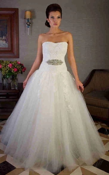 Ball Gown Appliqued Strapless Floor-Length Sleeveless Tulle Wedding Dress With Waist Jewellery