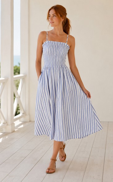 Hellblau gestreiftes A-Linien-Freizeitkleid mit Spaghettiträgern und Teelänge