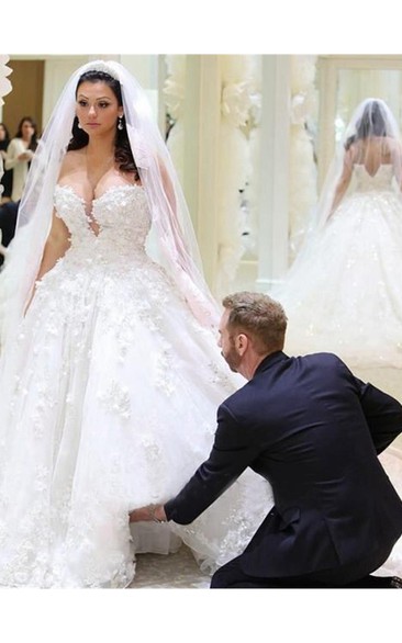 Glamorous V-neck Sleeveless Ball Gown Wedding Dress Appliques