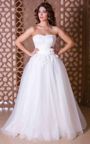 A-Line Appliqued Floor-Length Strapless Sleeveless Tulle Wedding Dress With Flower