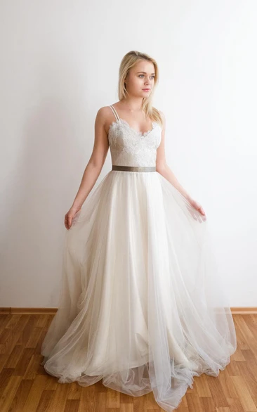 Romantic Long A-Line Tulle Wedding Dress With Spaghetti Straps And Lace Bodice