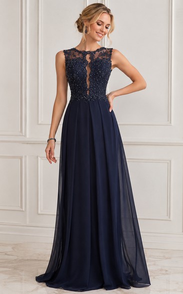 Elegante vestido de noche con apliques de encaje y abalorios, corte en A y largo hasta el suelo.
