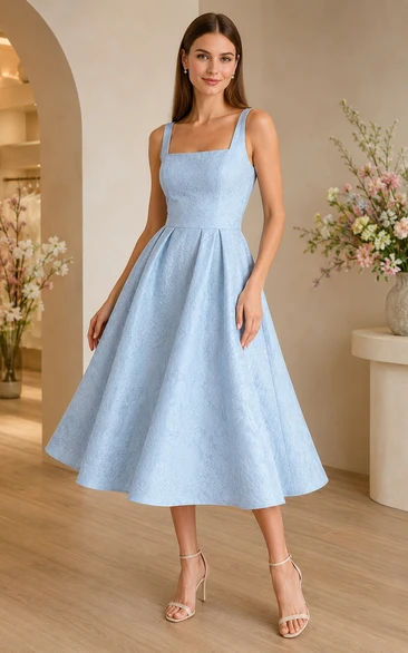 Vestido de cóctel azul cielo de satén con escote cuadrado, largo hasta la rodilla y corte en A, con falda plisada estructurada.