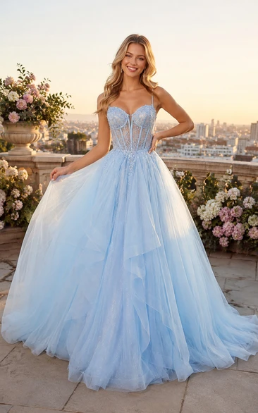 Vestido de fiesta de gala de tul azul cielo con corpiño de escote corazón y falda amplia.