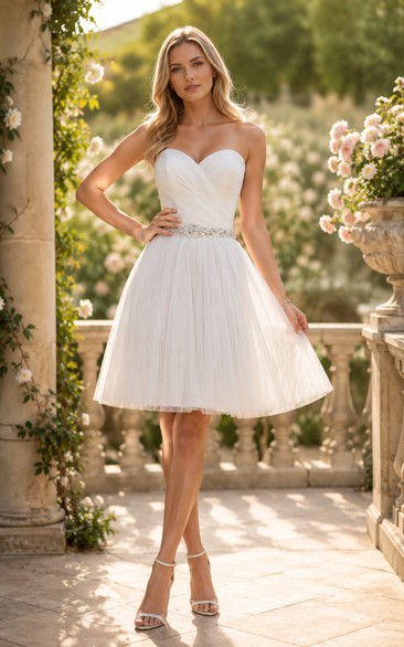 Robe de mariée blanche en tulle à décolleté cœur et longueur genou