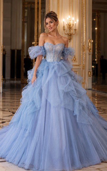 Hellblaues Ballkleid mit Rüschenärmeln