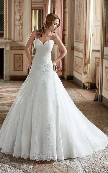 Ball Gown Appliqued Sweetheart Organza Wedding Dress With Ruching