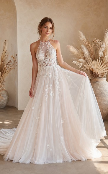Robe de mariée trapèze en tulle avec corsage dos nu en dentelle et traîne chapelle
