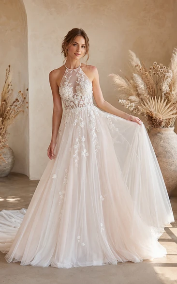Vestido de novia de tul de corte A con corpiño de encaje estilo halter y cola de capilla.