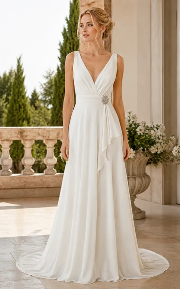 Vestido de novia blanco de gasa con escote en V, corte en A y drapeado lateral, ideal para la playa.