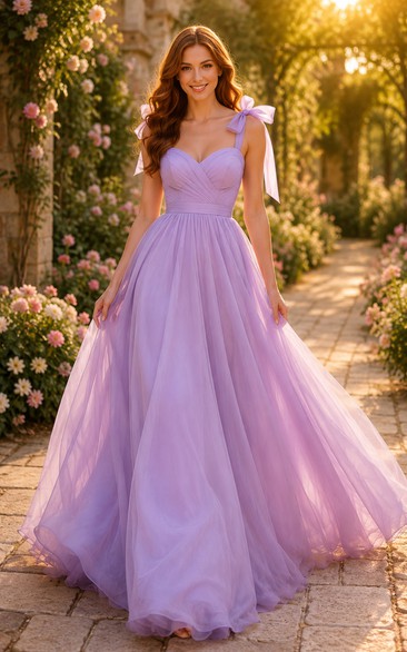 Robe de bal grande taille en tulle lavande, coupe trapèze, avec nœuds aux épaules, dos nu et jupe ample.