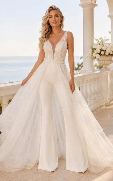 Weißer Braut-Jumpsuit aus Spitze mit V-Ausschnitt und Tüllüberrock