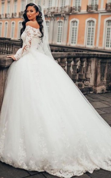Ball Gown Long Sleeved Tulle Off-the-shoulder Wedding Dress with Appliques