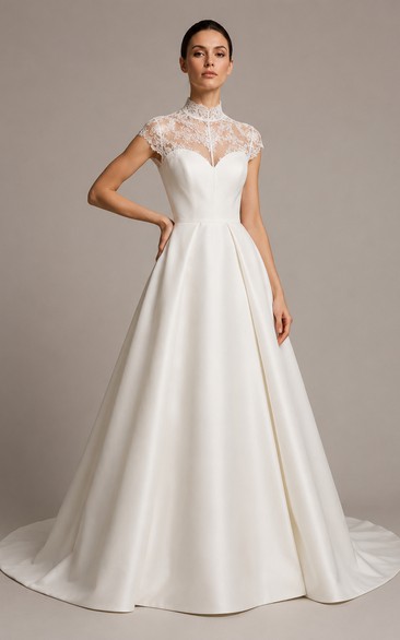 Hochgeschlossenes Brautkleid aus Satin mit Schleppe, Oberteil aus Spitze und Satin.