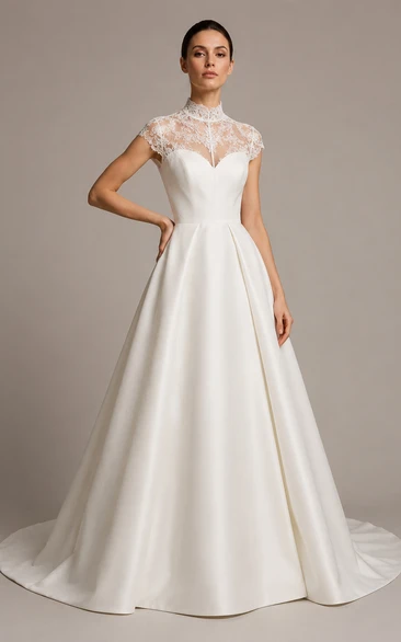 Hochgeschlossenes Brautkleid aus Satin mit Schleppe, Oberteil aus Spitze und Satin.