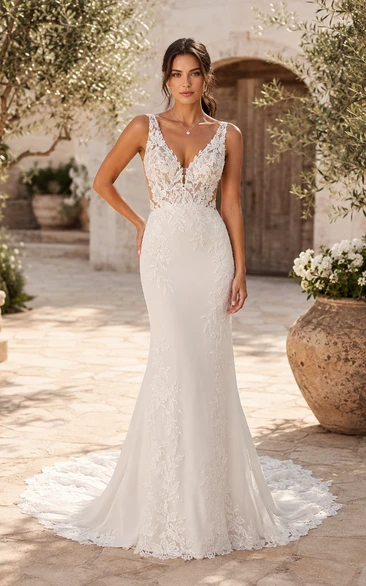 Robe fourreau de mariée en satin avec corsage en dentelle à col en V et traîne.