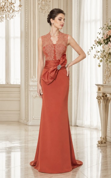 Ärmelloses, bodenlanges Jersey- und Spitzen-Abendkleid mit V-Ausschnitt, Schleife und Applikationen