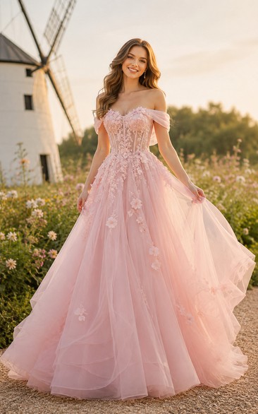 Robe de bal rose poudré en tulle, coupe trapèze, épaules dénudées, ornée d'appliqués floraux.