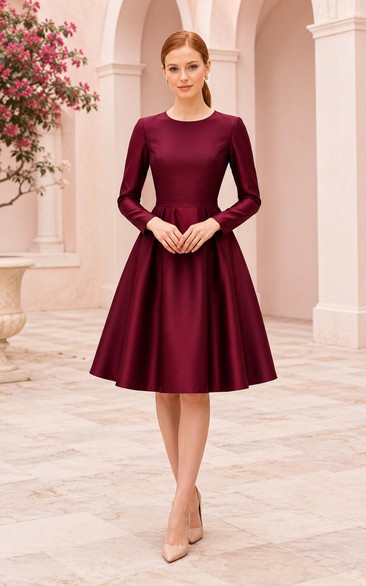 Robe d'invitée bordeaux en satin, coupe trapèze, manches longues, longueur genou, col rond, col rond