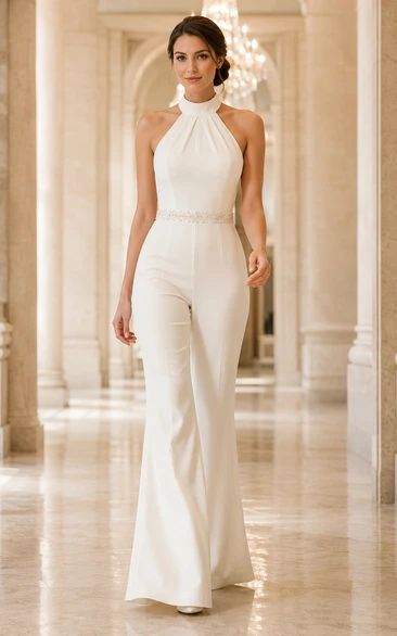 Mono de novia minimalista blanco con escote halter.