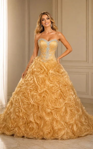 Langes, herzförmiges Kleid aus Spitze und Organza mit Perlenstickerei, Schleppe, Reißverschluss und Schnürung am Rücken.
