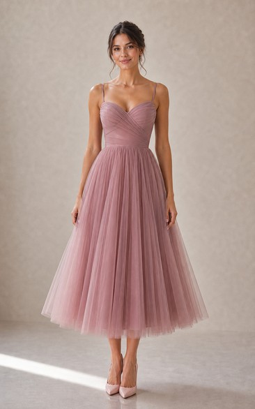 Robe trapèze mi-longue en tulle rose poudré à fines bretelles