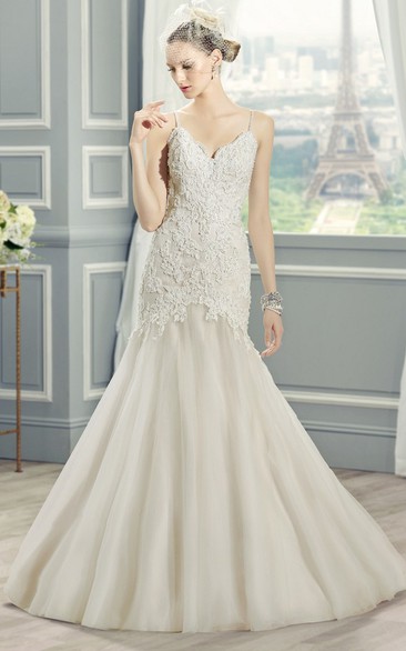 A-Line Appliqued Floor-Length Sleeveless Spaghetti Lace Wedding Dress With Court Train And Backless Style