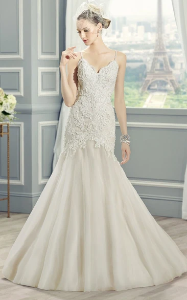 A-Line Appliqued Floor-Length Sleeveless Spaghetti Lace Wedding Dress With Court Train And Backless Style