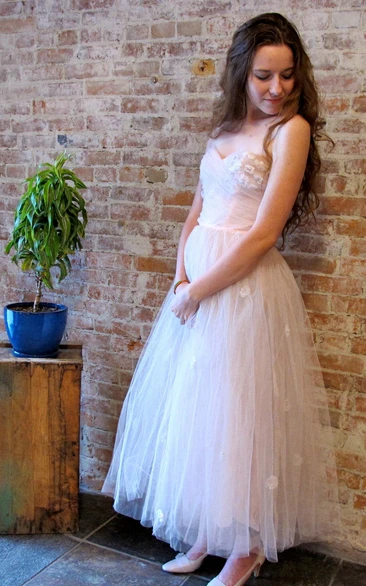 Alluring Sweetheart Ruched A-line Tulle Dress With Flowers
