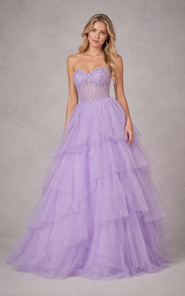 Vestido de fiesta de gala color lavanda sin tirantes, con volantes de tul y corpiño tipo corsé.