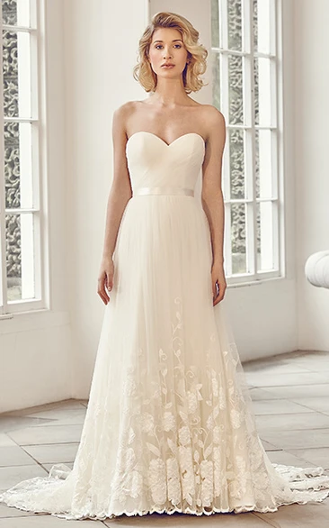 Long Sweetheart Appliqued Tulle Wedding Dress With Court Train