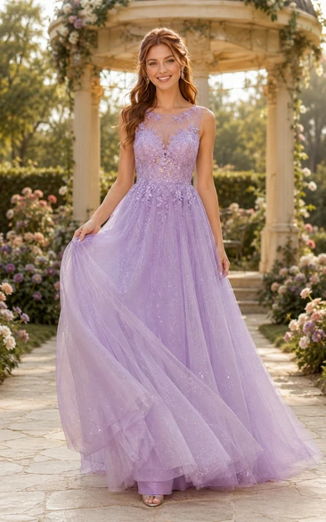 Vestido de fiesta de talla grande color lavanda con encaje ilusión, corte en A, falda de tul y espalda en V para eventos formales en el jardín.