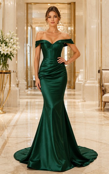 Robe de soirée sirène en satin vert foncé à épaules dénudées et traîne balayée