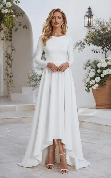 Robe de mariée blanche à manches longues, coupe trapèze asymétrique et dos nu en V