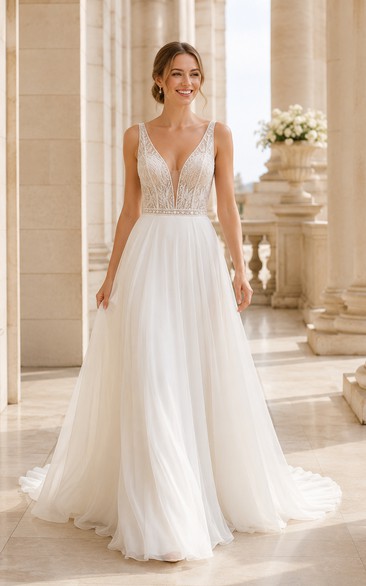 Robe de mariée trapèze en mousseline avec corsage en dentelle à col en V et traîne chapelle
