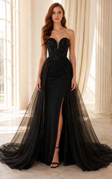 Schwarzes, trägerloses Tüll-Abendkleid mit perlenbesetztem Oberteil, hohem Schlitz und Schleppe