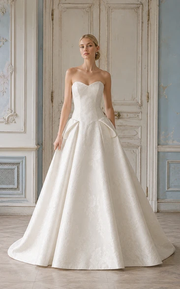 Robe de mariée bustier en satin avec décolleté en cœur