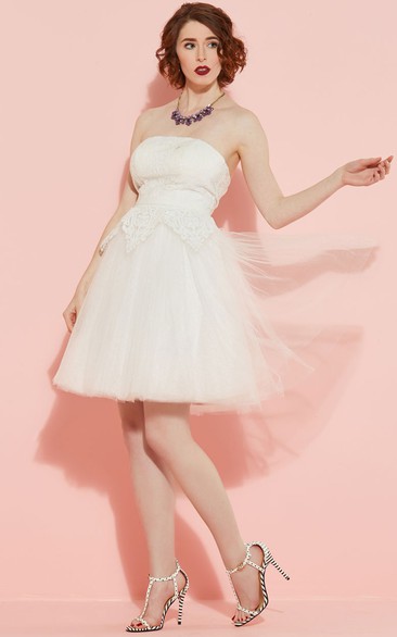 A-Line Strapless Knee-Length Tulle Wedding Dress With Lace