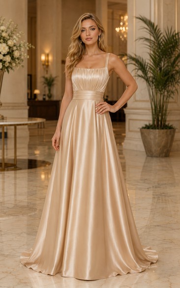 Vestido de dama de honor de talla grande en satén color champán, corte en A, con escote cuadrado, corpiño plisado y tirantes anchos.