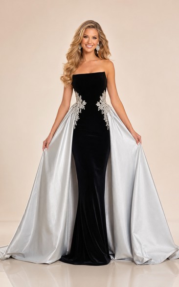 Vestido formal negro de terciopelo sin tirantes con sobrefalda extraíble de satén blanco.