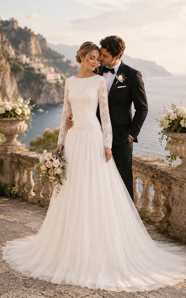 Robe de mariée modeste à manches longues et taille basse, coupe trapèze, en tulle avec superposition de dentelle et plis