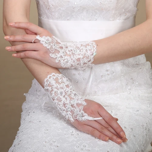 Guantes cortos con tiras, lentejuelas y encaje.