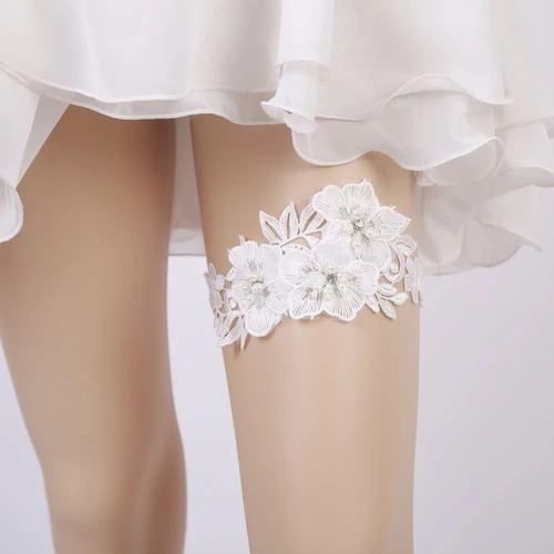 Wunderschönes, mit Blumen und Perlen besetztes Brautstrumpfband
