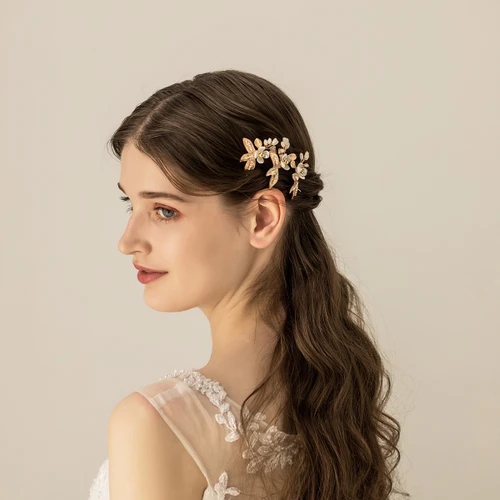 Zarte, handgefertigte goldene Haarnadeln mit Blumen