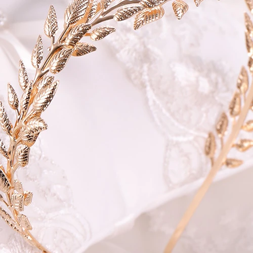 Europäisches handgefertigtes Vintage-Haarband aus goldenen barocken Weidenzweigen und Blumen