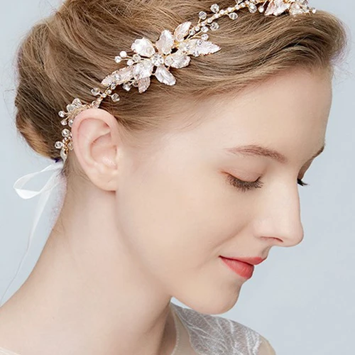 Handgefertigtes, wunderschönes Armband im Western-Stil mit Blumen, Blättern, Ranken, Strasssteinen und Kristallen.