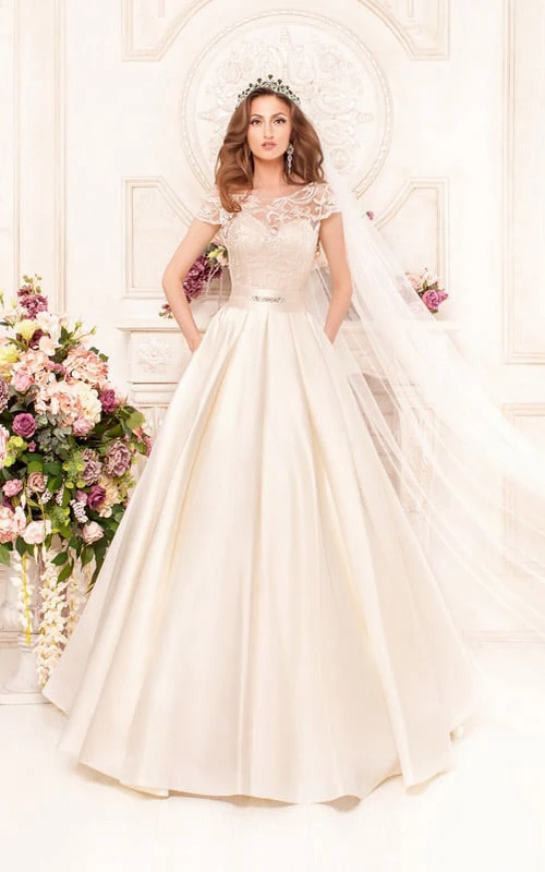 A-Linien-Kleid aus Satin, bodenlang, mit Rundhalsausschnitt, kurzen Ärmeln, tiefem V-Ausschnitt am Rücken und Spitze