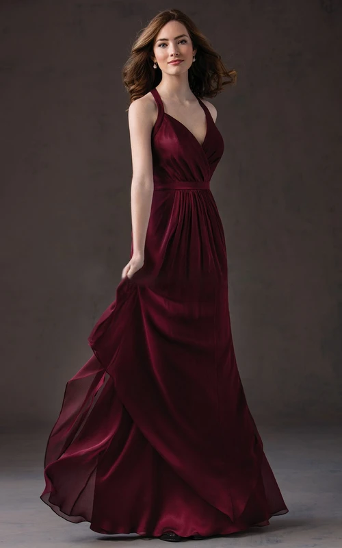 Langes, mehrlagiges Abendkleid mit V-Ausschnitt, Falten und Schlüssellochausschnitt